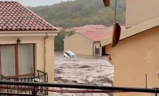Prăpăd în Bulgaria. Inundaţiile au făcut prăpăd, râuri de maşini pe străzi, trombe în Marea Neagră, a fost declarată starea de urgenţă