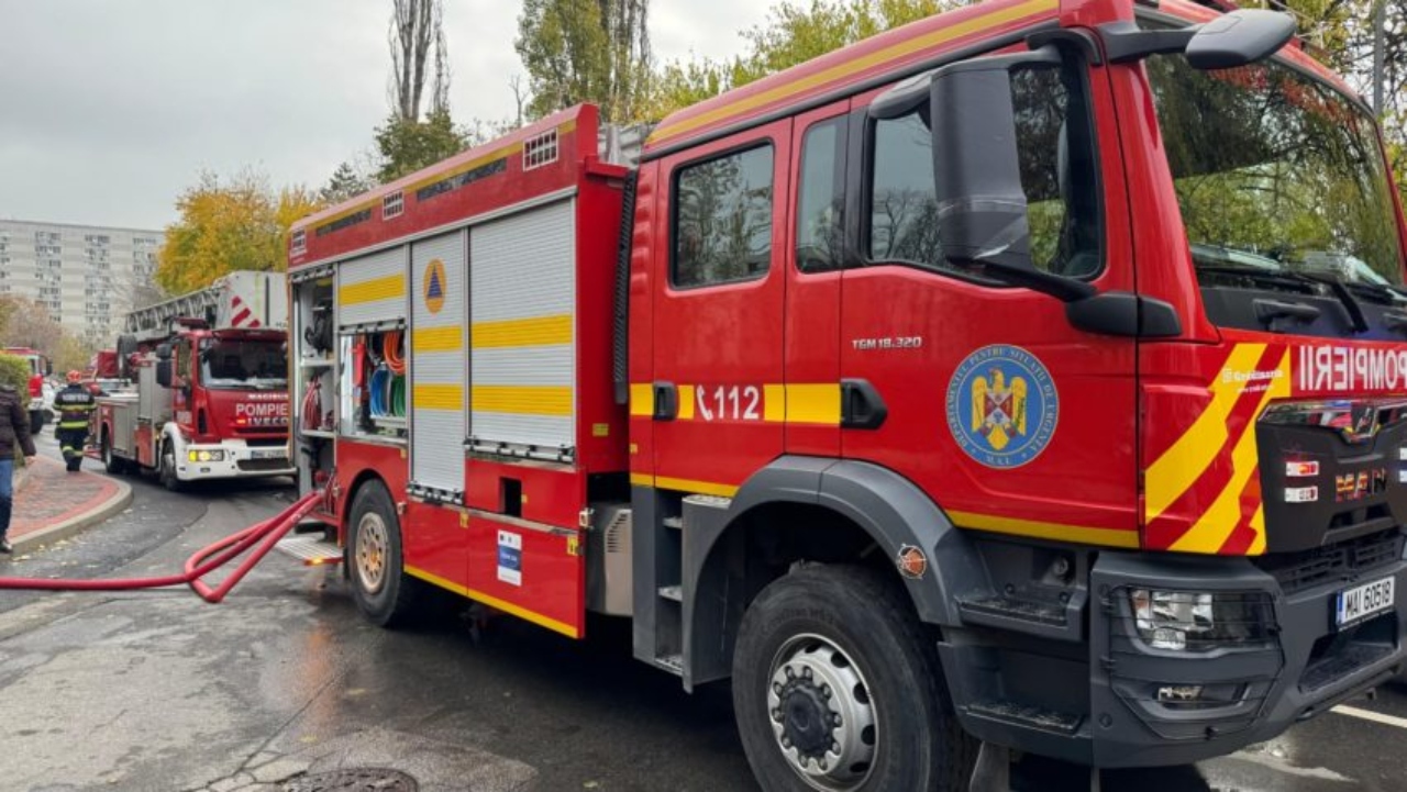 Incendiu puternic în București! Numeroase echipaje de intervenție, mobilizate la fața locului. Nu se știe deocamdată dacă sunt victime
