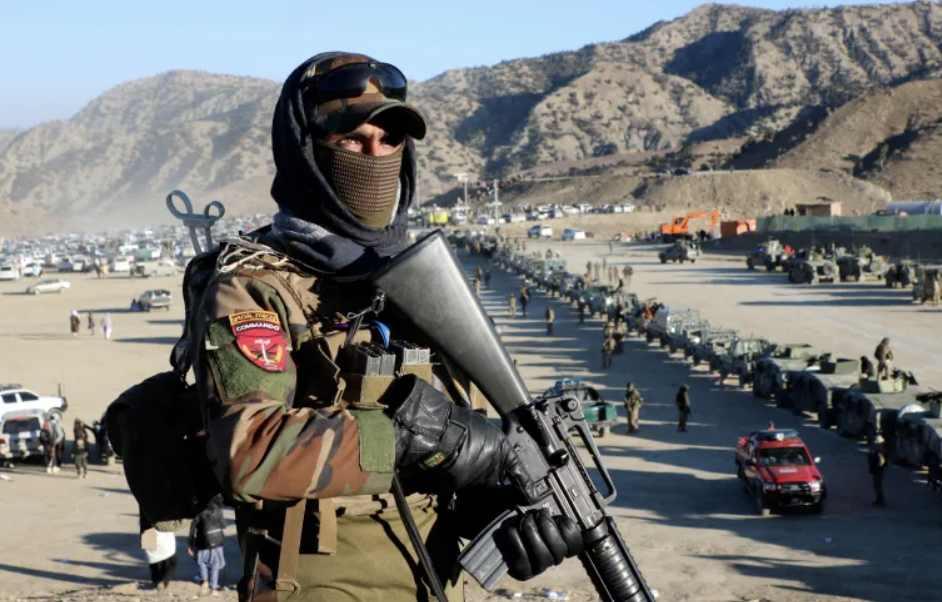 Un nou conflict militar escaladează: Confruntări violente la granița dintre Afganistan și Pakistan