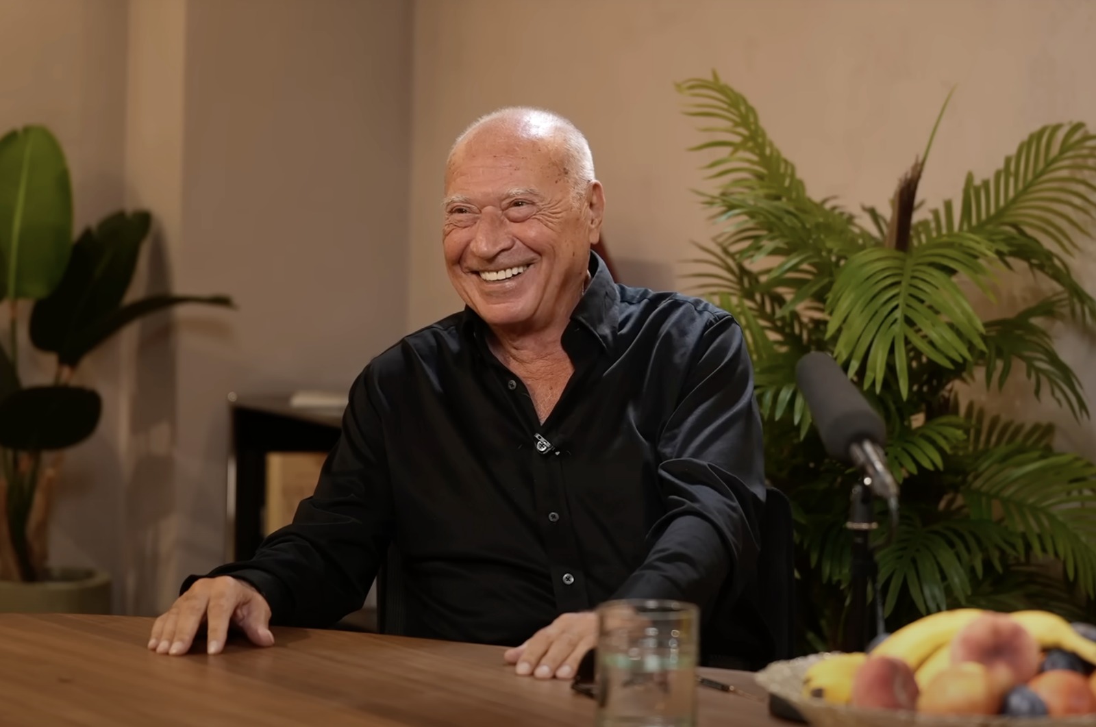 Cum își făcea Dan Voiculescu relațiile în tinereţe, la piscina Lido cu valuri a protipendadei bucureștene: „Aici se relaxau nomenclaturiştii”