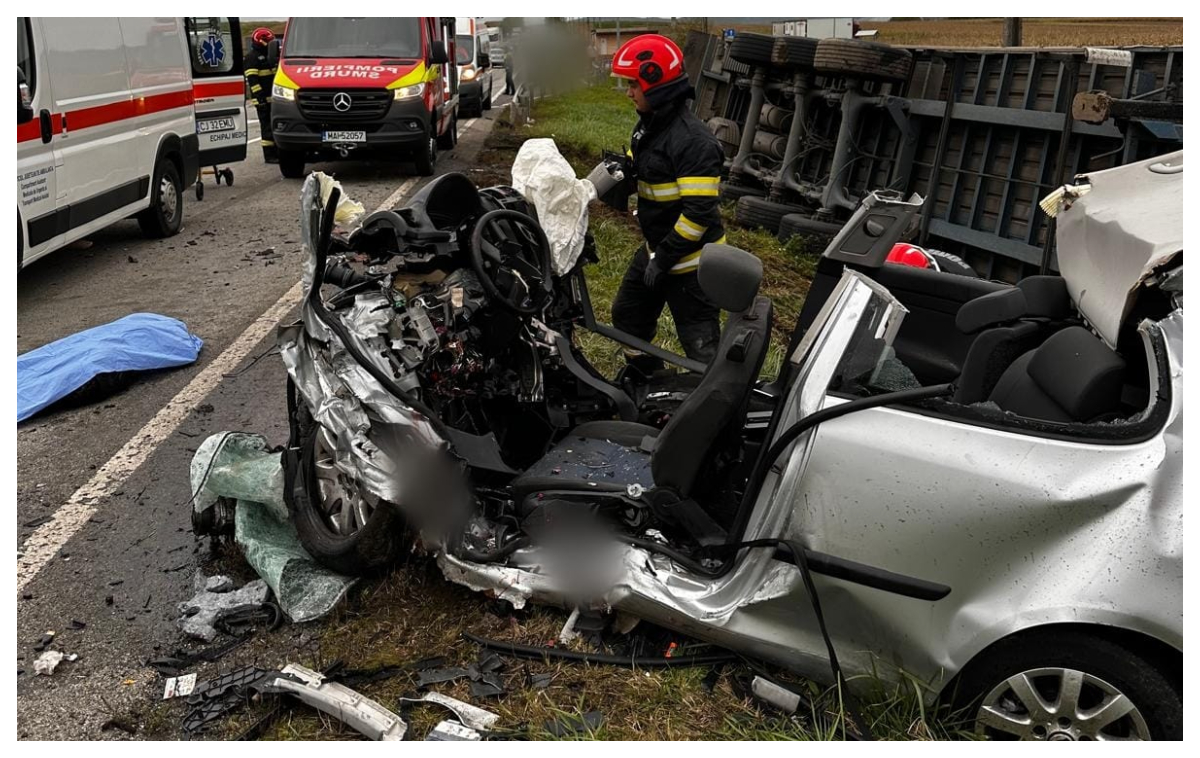 Tragedie la Cluj. Doi tineri de 25 de ani, morţi după coliziunea dintr-o maşină şi un camion plin cu cherestea