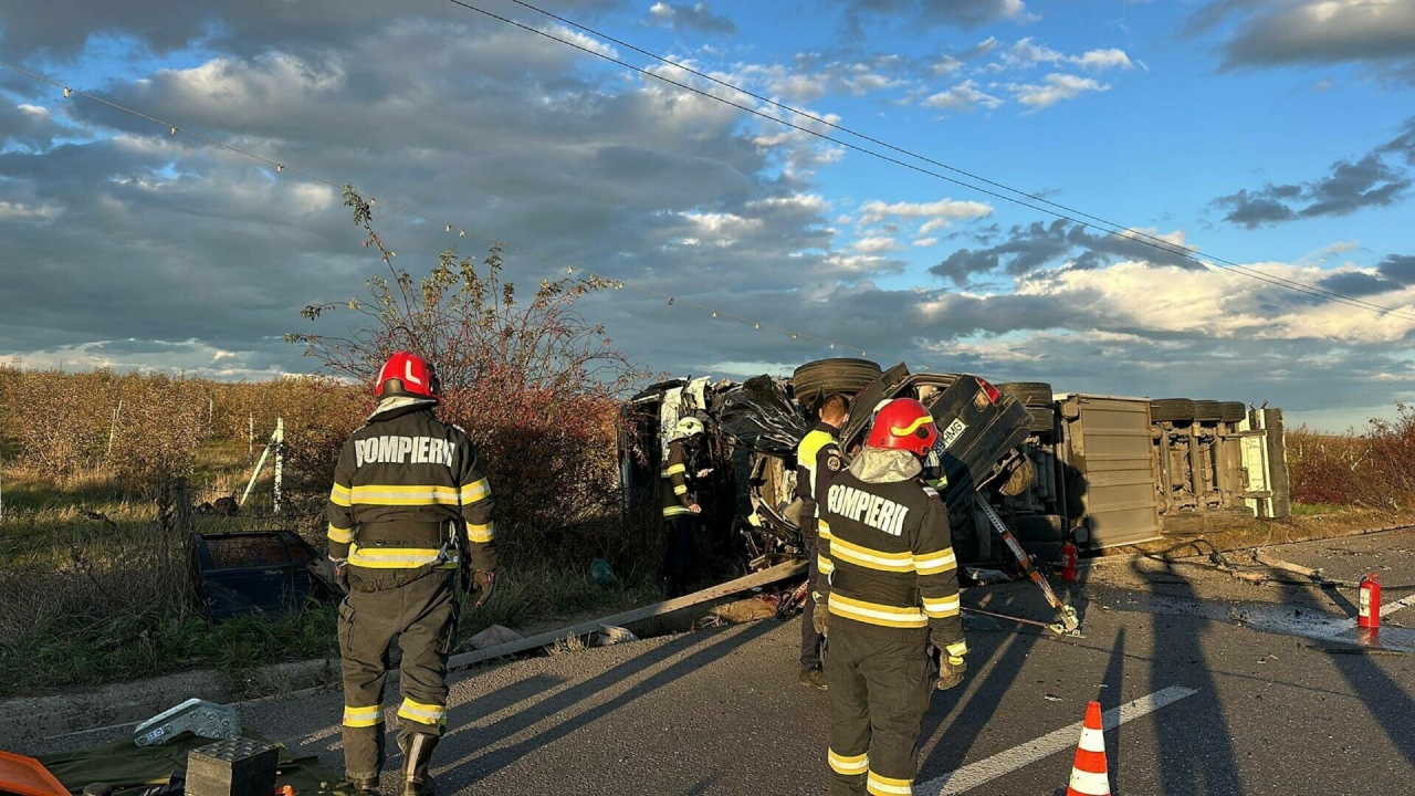 Accident tragic în județul Iași! Două persoane au murit după ce BMW-ul în care se aflau s-a ciocnit violent de un TIR