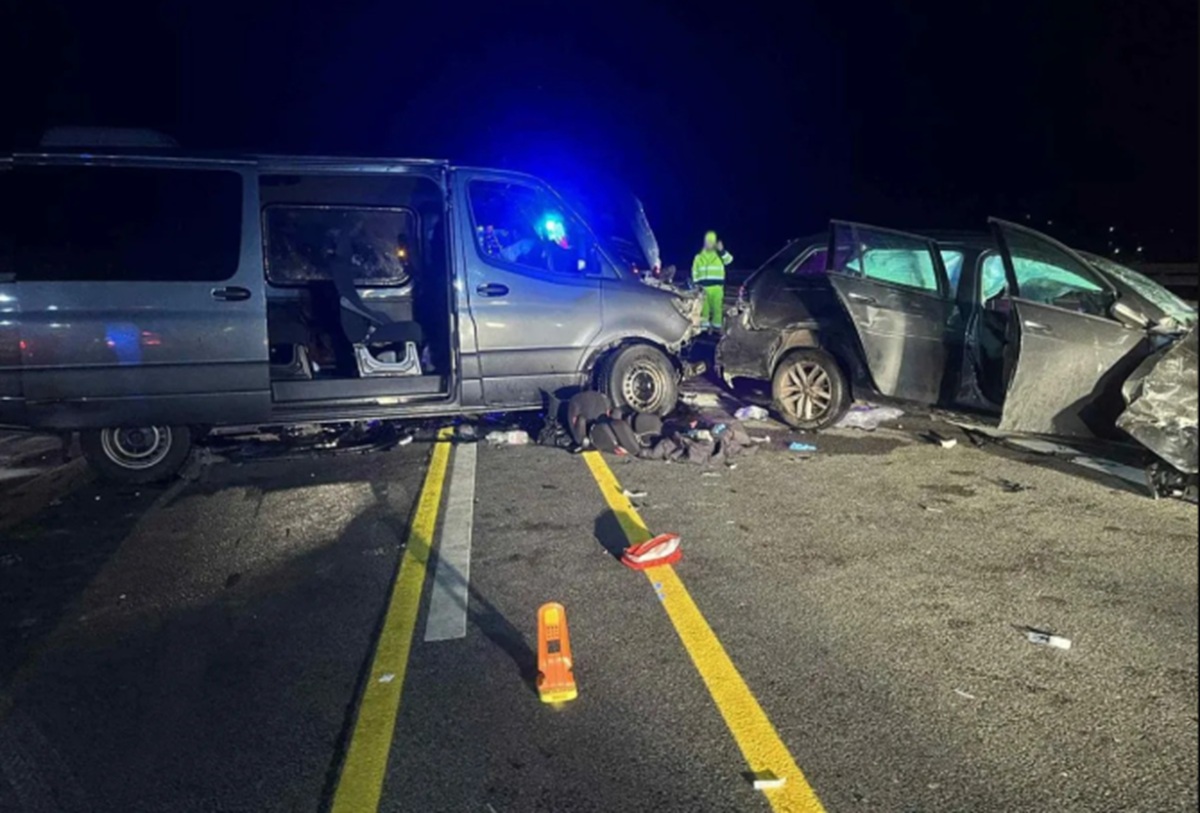 Impact devastator între un microbuz românesc și o mașină pe o autostradă din Ungaria. Sunt 10 victime, dintre care doi copii în stare critică