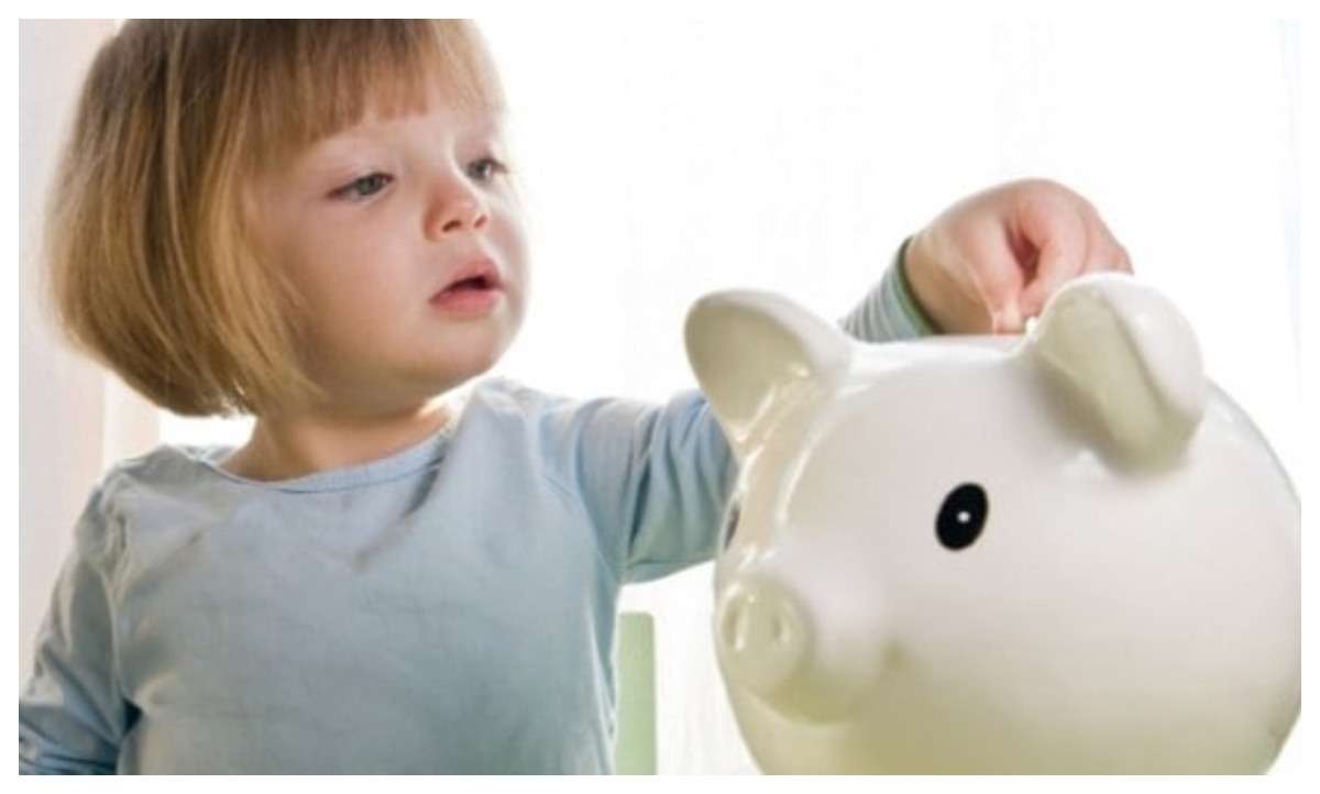 Câți bani poți economisi în 20 de ani din alocația copilului. Poţi să-i iei un SUV electric la facultate!