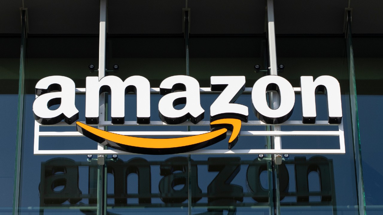 Câți angajați români vor fi concediați de Amazon. Compania renunță la aproape 14.000 de oameni pentru a investi în inteligența artificială