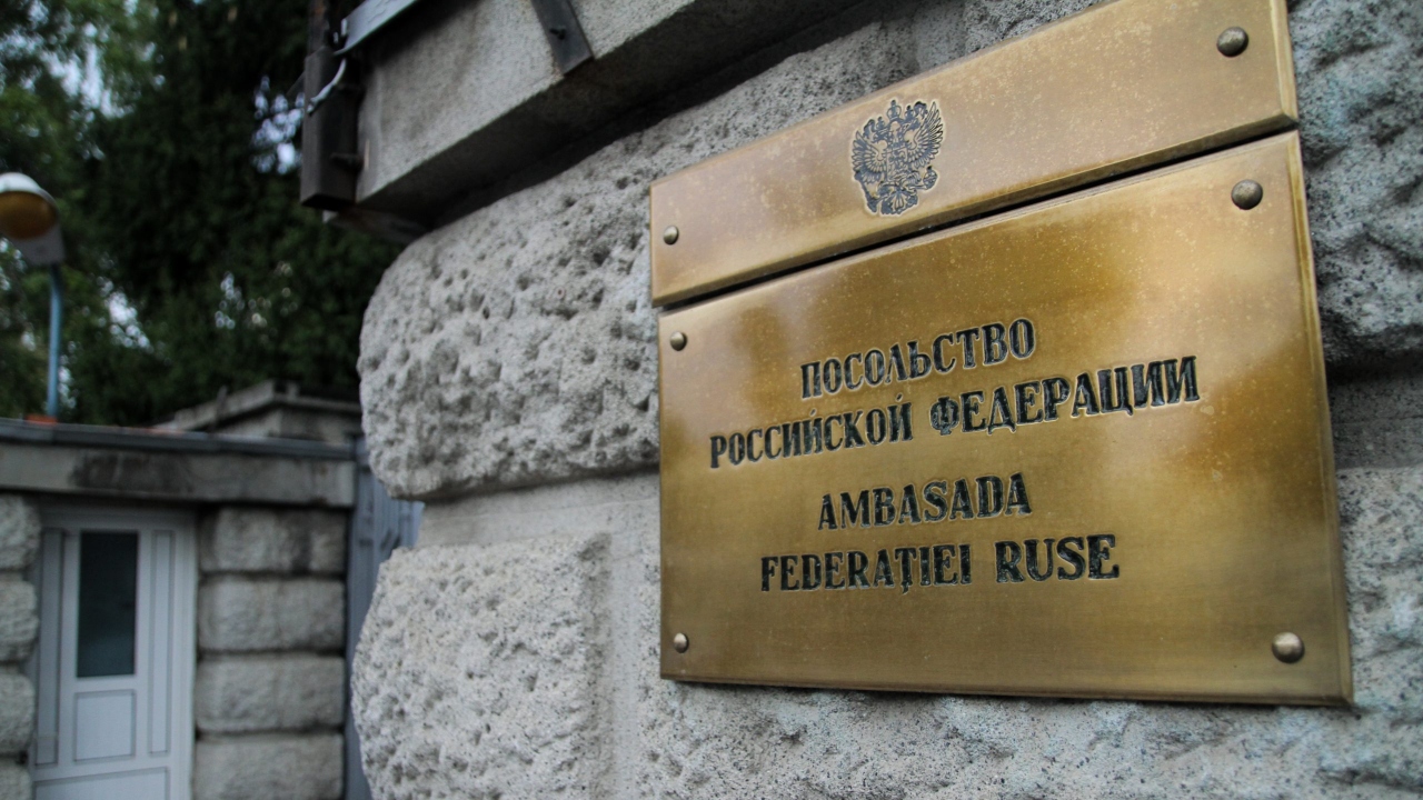 Un bărbat aflat sub influență a încercat să intre cu mașina în poarta Ambasadei Rusiei din București la ora trei dimineața. A fost reținut imediat de forțele de ordine