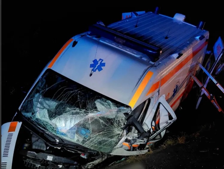 Coliziune între o ambulanță și o mașină în Cluj. Pacienta din salvare a murit. Patru adulţi şi o fetiţă, transportaţi la spital