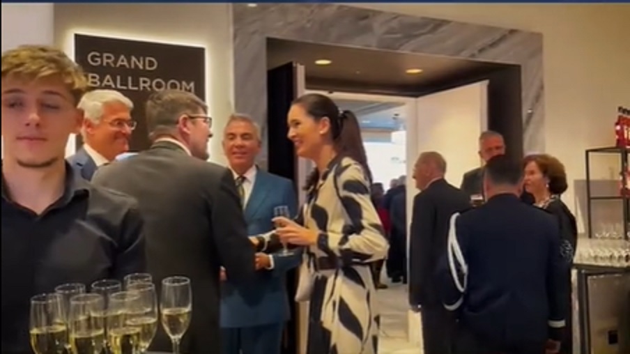 Dragoș Anastasiu, fost vicepremier demisionar după ce a recunoscut că a dat șpagă, prezent la recepții oficiale alături de Bolojan și lideri ai USR