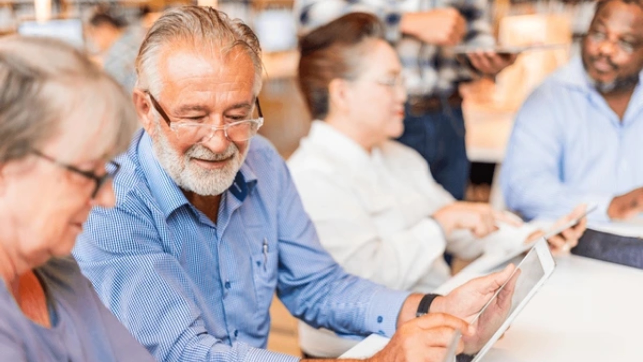 Motivul pentru care angajații de peste 55 de ani câștigă mai puțini bani decât cei tineri. Ce spun specialiștii