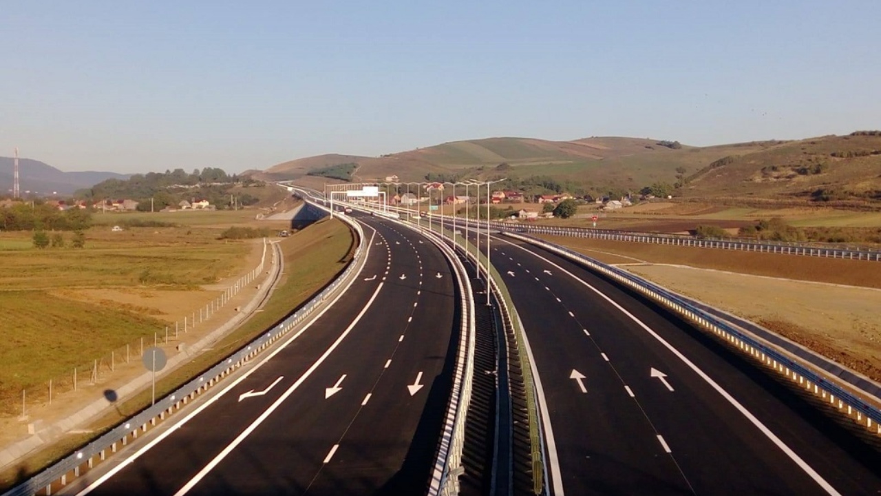 Se construiește autostrada prezidențială Brașov-Făgăraș, care va pune capăt chinului de pe Valea Prahovei. Investiția record de peste 10 miliarde de lei va lega Bucureștiul de Europa
