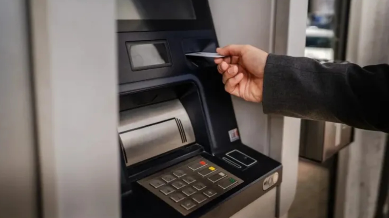 Funcția secretă a butonului roșu de pe bancomat care vă poate salva economiile: „Bancomatele eliberează din motive de securitate mai întâi cardul și abia apoi numerarul”
