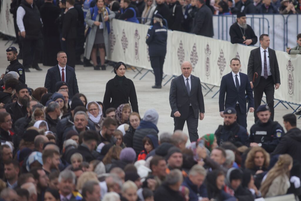 Bolojan nu a scăpat de furia românilor nici la sfințirea Catedralei Mântuirii Neamului. Premierul a fost, din nou, huiduit și umilit: ”Demisia! La pușcărie! Hoțule!”