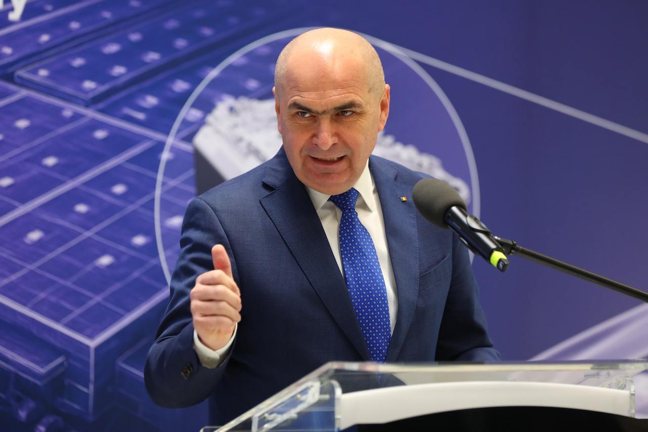 Ilie Bolojan caută să angajeze trei „Elon Musk de România”, care să concedieze angajaţii inutili ai statului. Ce salarii se oferă, în plină austeritate