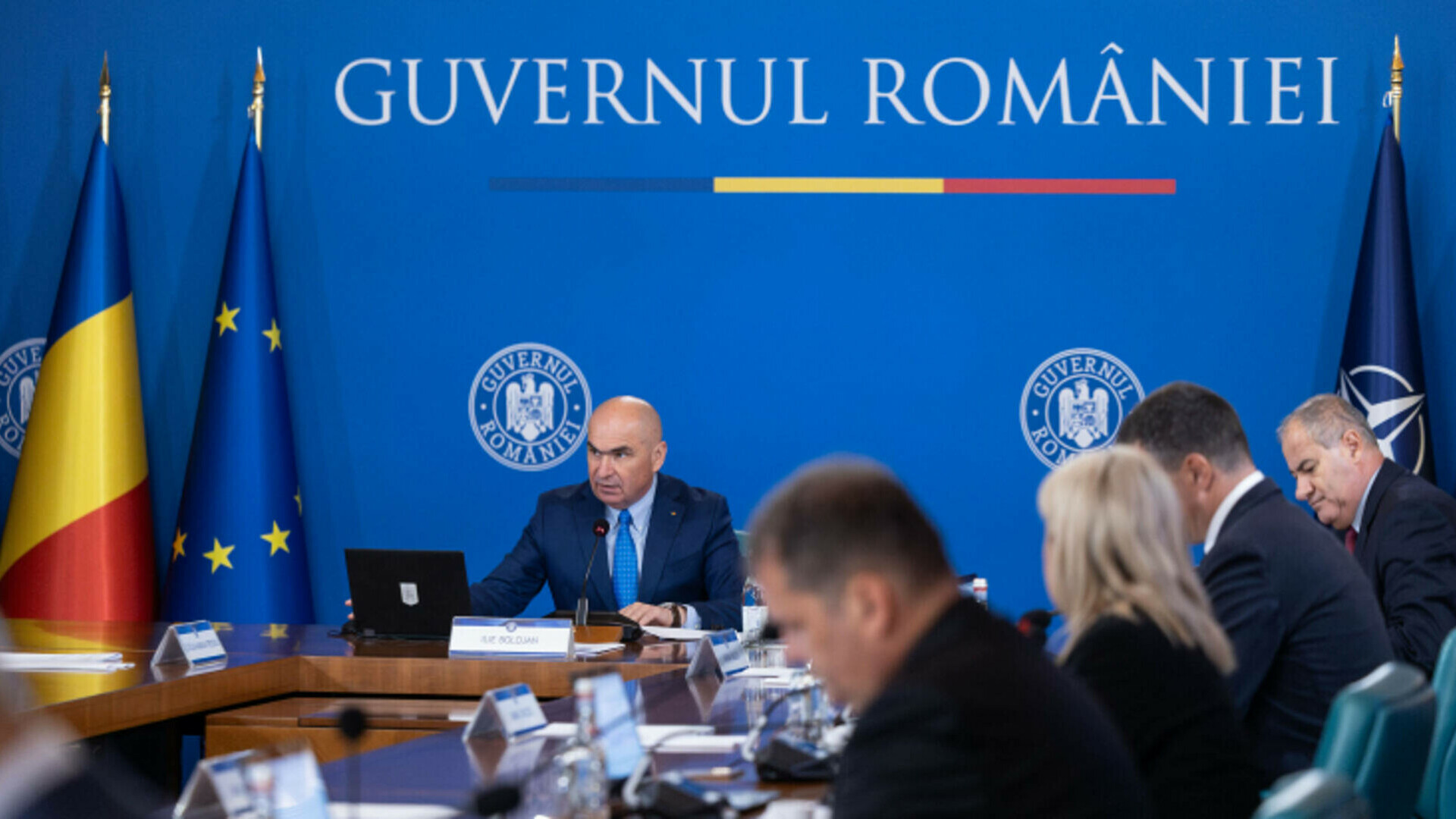 Bolojan mai amână cu o săptămână ordonanța reformei din administrația locală. Noua formulă propusă a stârnit scandal în ședința de Guvern