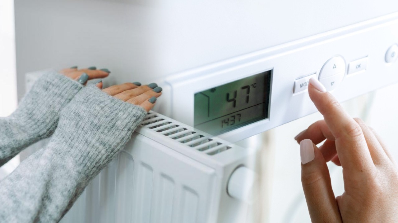 La ce temperatură ar trebui să setezi centrala termică toamna. Cum îți afectează căldura excesivă somnul în sezonul rece