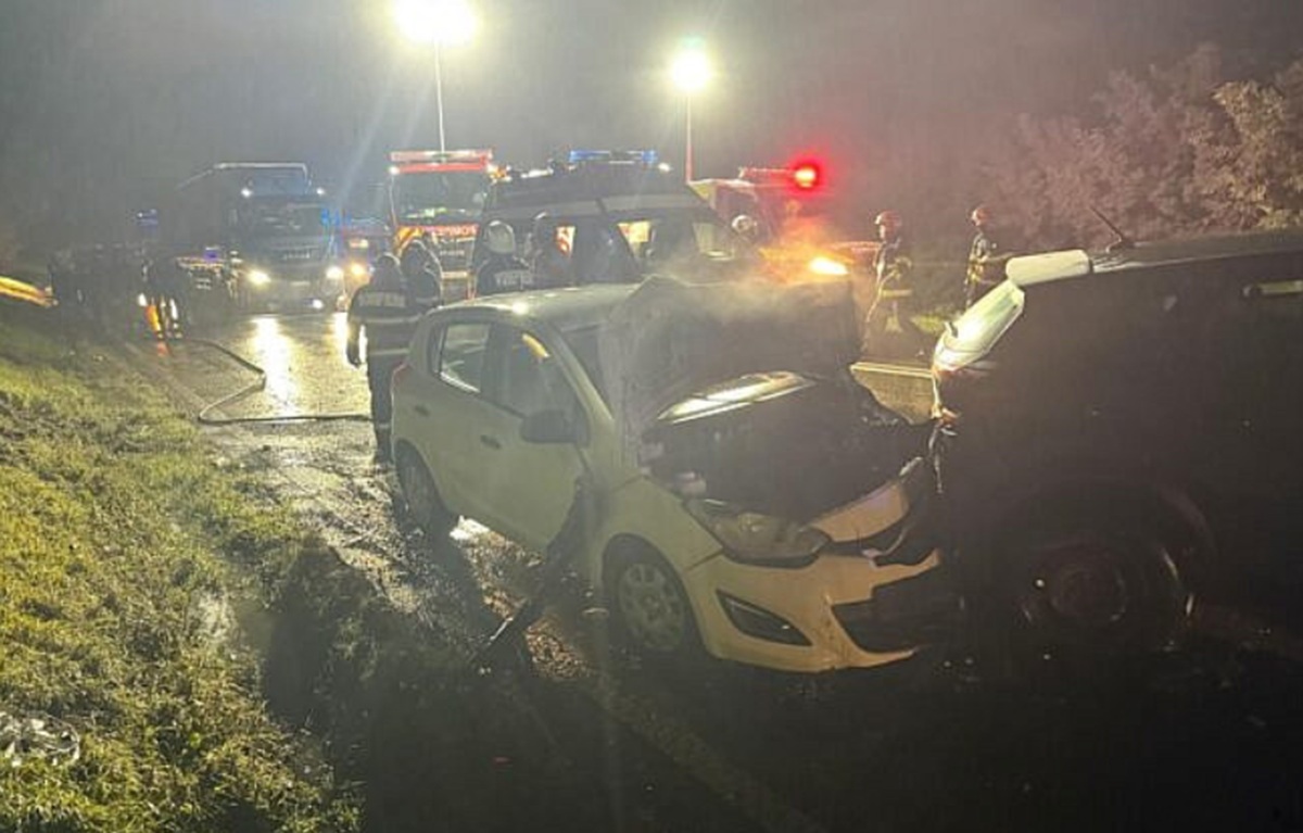 Carambol cu patru mașini în județul Suceava, unul dintre autoturisme a luat foc. Trei oameni au ajuns la spital