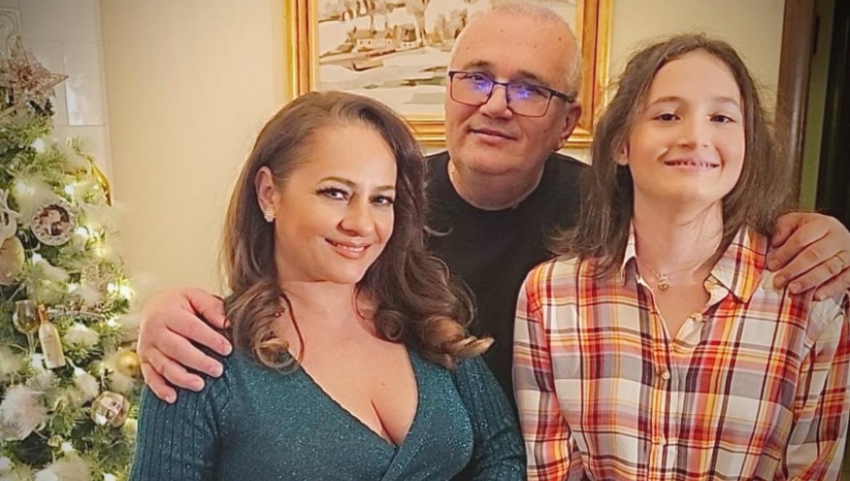 Carmen Trandafir trăiește o frumoasă poveste de dragoste cu celebrul comentator sportiv Emil Grădinescu. Cum a fost cerută în căsătorie: ”În momentul ăla ștergeam praful în casă”