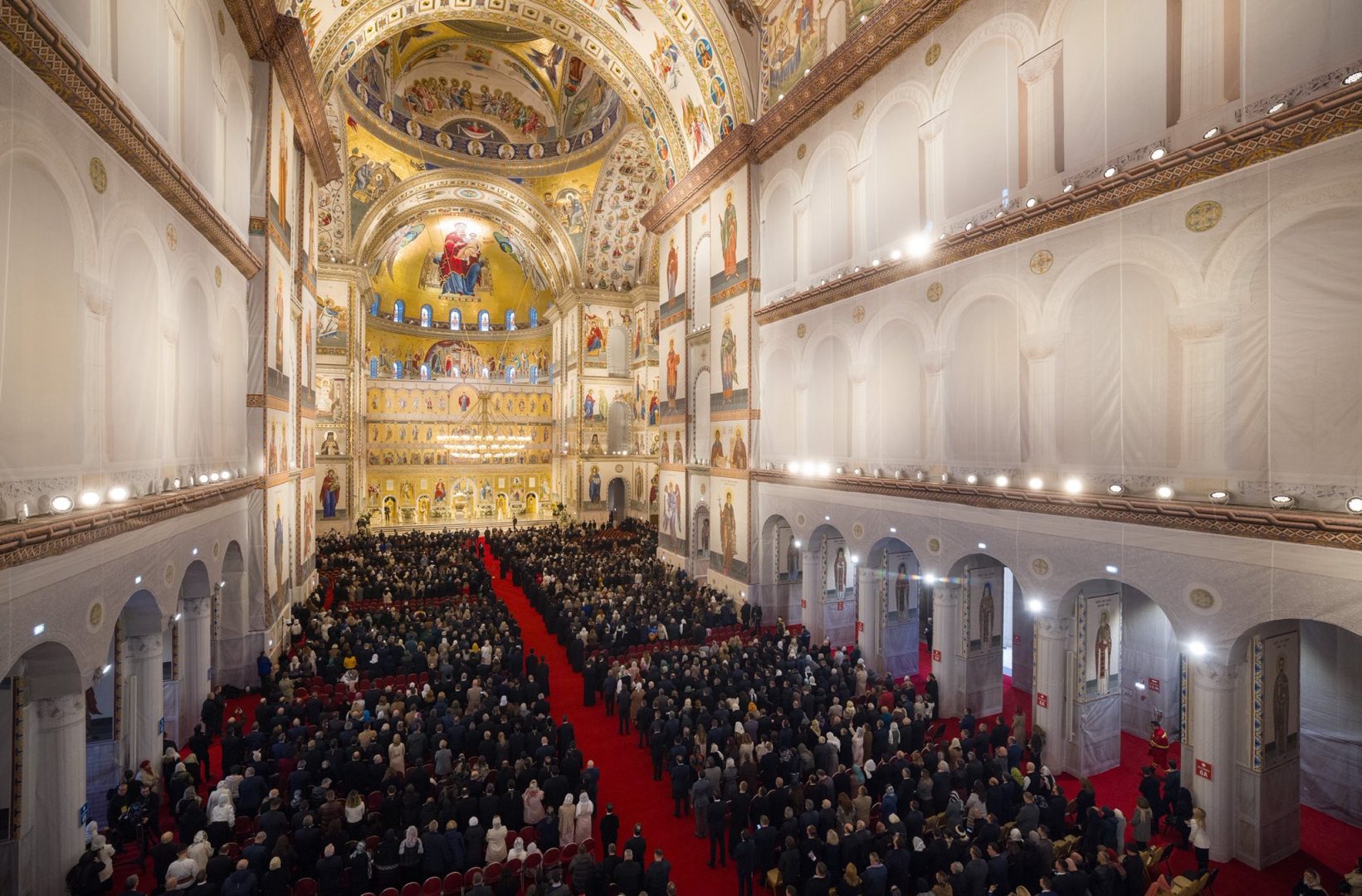 Incidente la Catedrala Mântuirii Neamului. Credincioșii au rupt rândurile ca să intre în lăcașul de cult