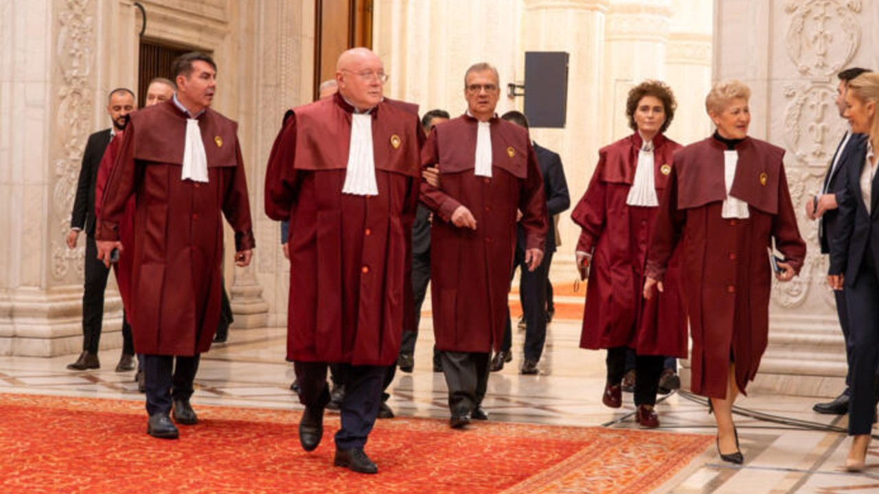 CCR a anunțat noua grilă de venituri ale judecătorilor: salariu – 47.000 de lei, spor de stres – 11.700 de lei, spor de confidențialitate – 2.300 de lei