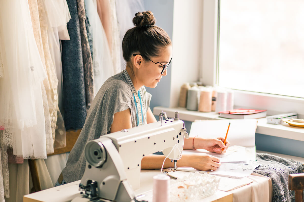 Angajări 2025. Se caută croitori, sudori şi agronomi. Soluţia vine tot de la munncitorii din Asia