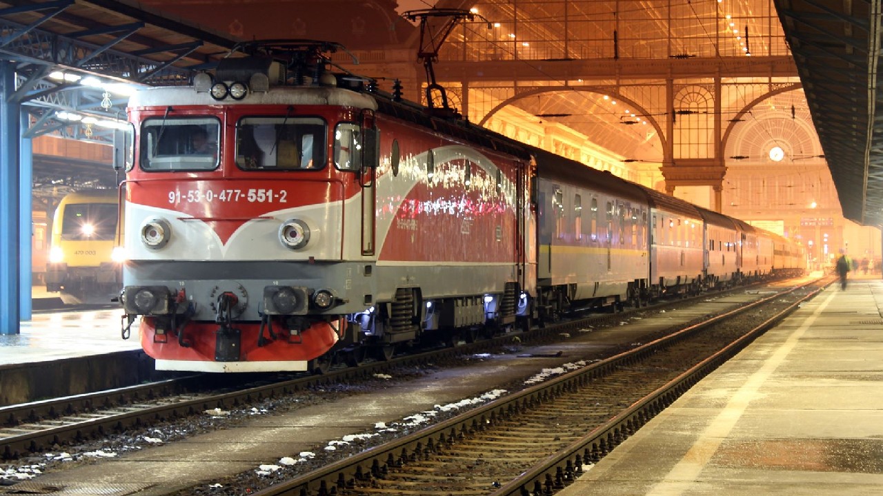 Șeful CFR încasează un salariu de 50.000 de lei brut pe lună, deși compania e în pierdere. Mai multe trenuri au fost suspendate din cauza datoriilor