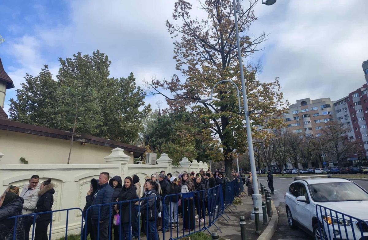 Program prelungit la Catedrala Mântuirii. Până când se pot închina oamenii în sfântul altar, anunțul făcut de BOR
