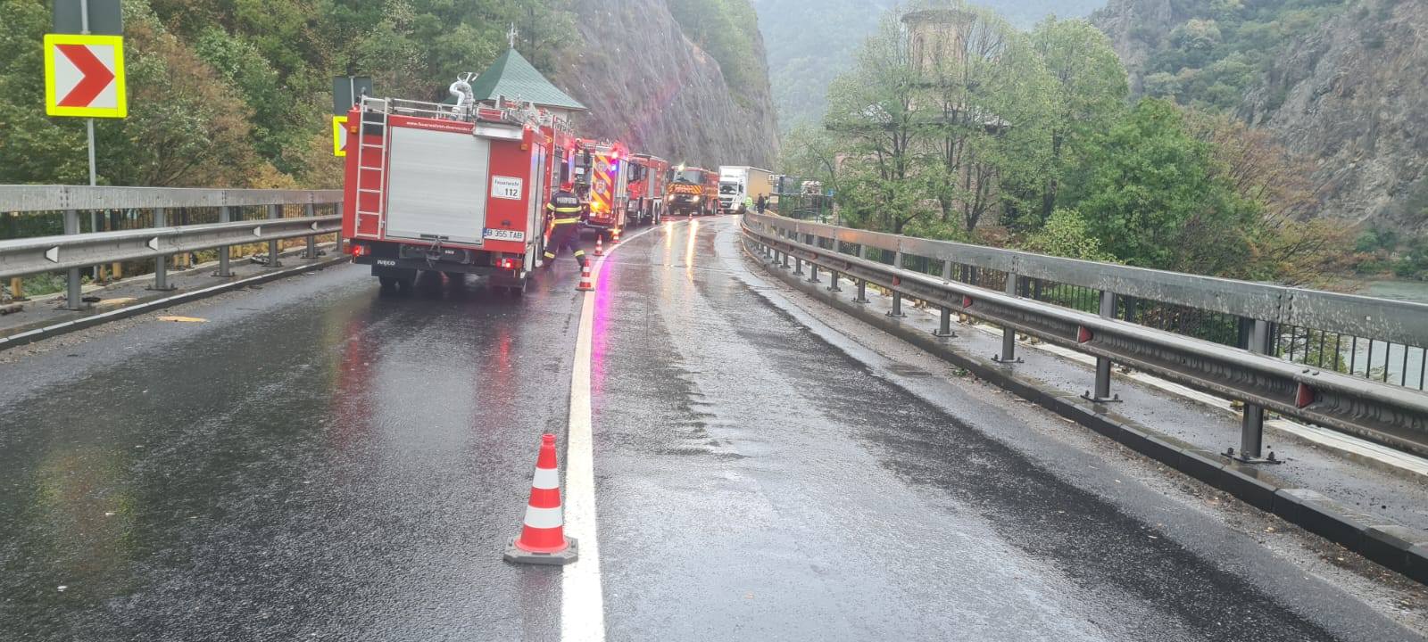 Incendiu la Mănăstirea Cozia Veche. A luat foc acoperişul imobilului unde sunt chiliile