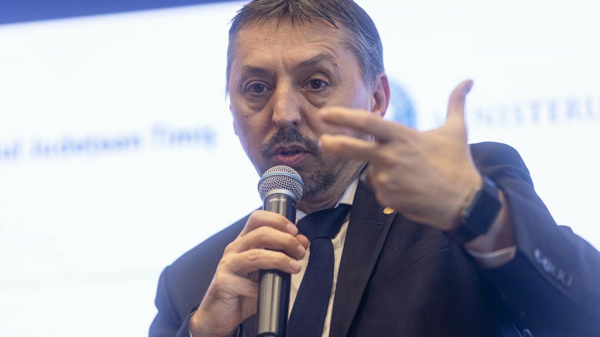 Ministerul Educaţiei anunţă reluarea studiilor universitare cu dublă licenţiere. Primii sudenţi au fost admişi deja în anul universitar 2025-2026: „Le va spori șansele de integrare în piața muncii”