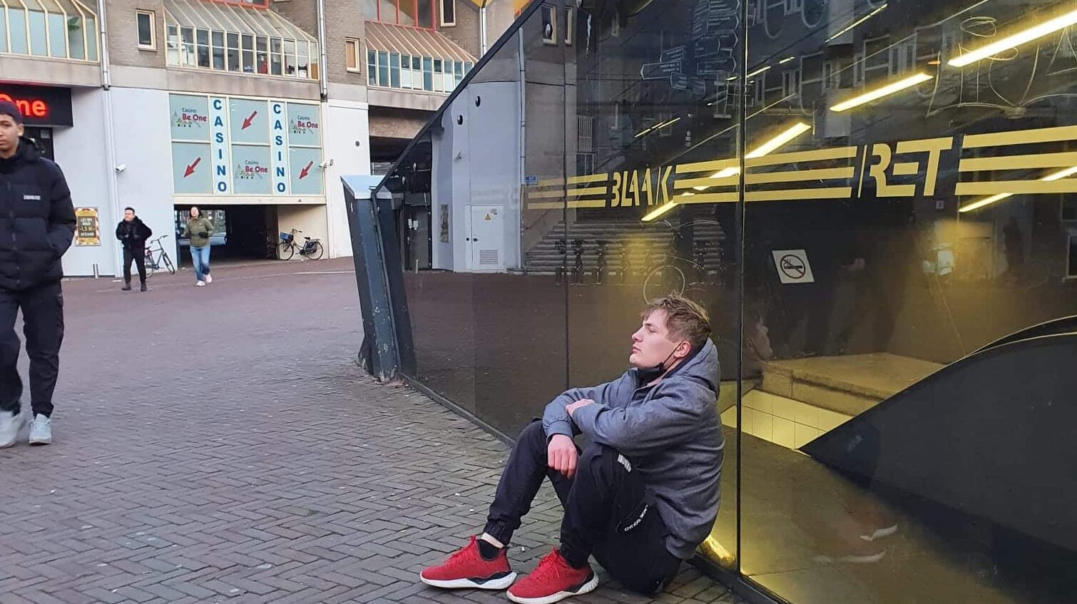 Investigația unei românce a scos la iveală abuzurile din abatoarele Olandei. Muncitorii români semnează clauze abuzive și sunt ignorați de autoritățile locale