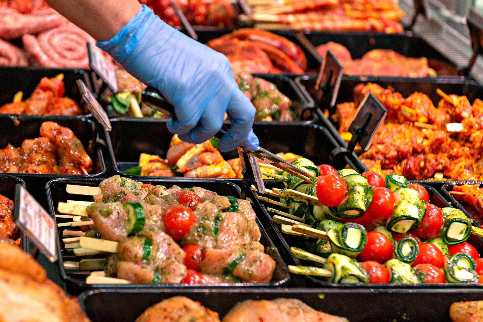 Mare companie producătoare de mezeluri, în pragul falimentului. Aproape 400 de angajaţi speră să-şi poată păstra locurile de muncă