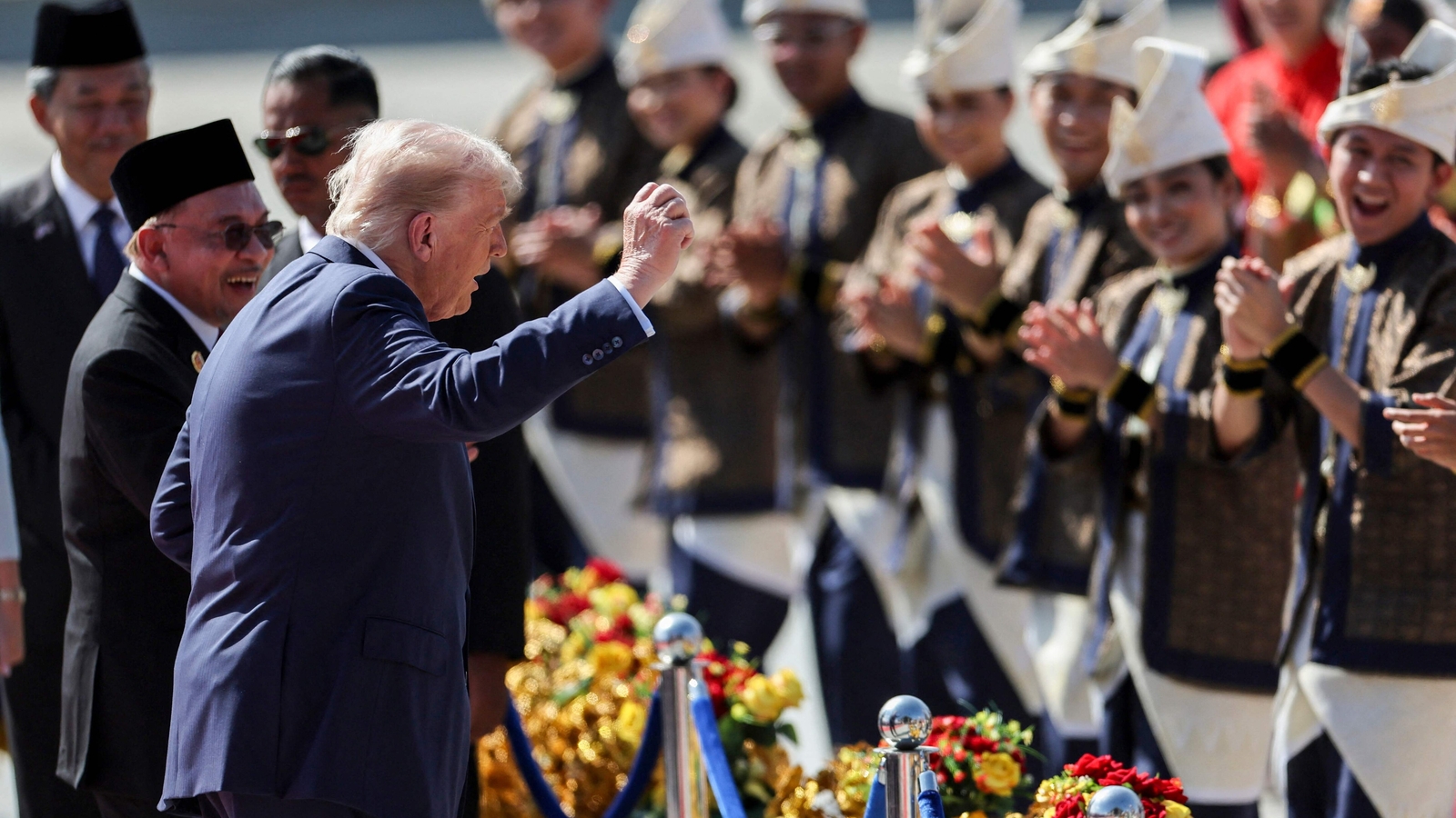 SHOW al lui Donald Trump în Malaezia. Președintele SUA a dansat pe covorul roșu, alături de înalți oficiali ai țării gazdă, pe muzică tradițională