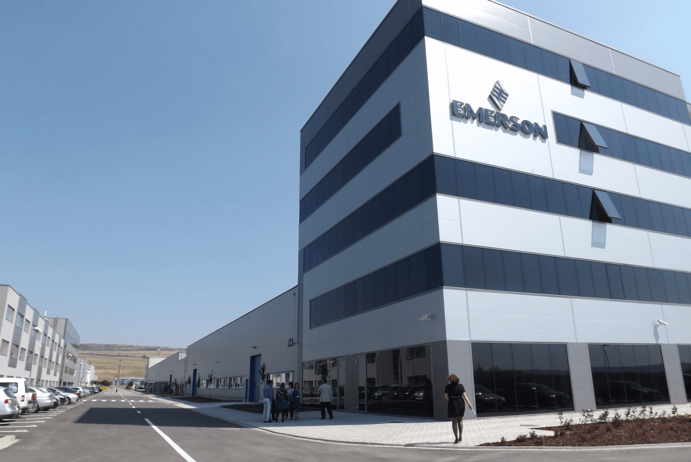 Zeci de angajaţi din România ai unei mari companii americane, anunţaţi că vor fi transferaţi către un gigant din India