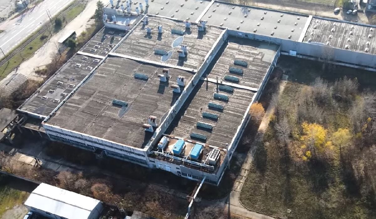 Foştii angajaţi ai unei cunoscute fabrici intrate în faliment s-au trezit cu salariile restante de 10 ani în cont: „Nici nu mai speram, după atâţia ani. Am fost surprins”