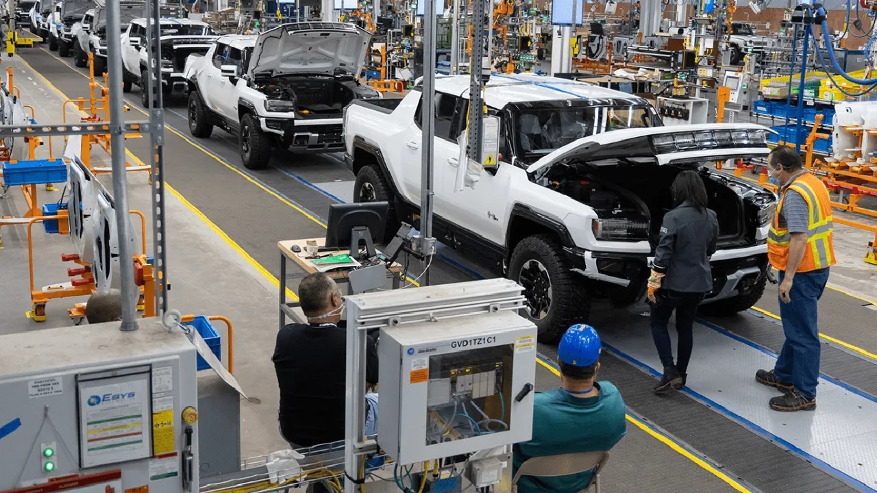 Un important producător auto concediază mii de angajați de la fabricile de mașini electrice