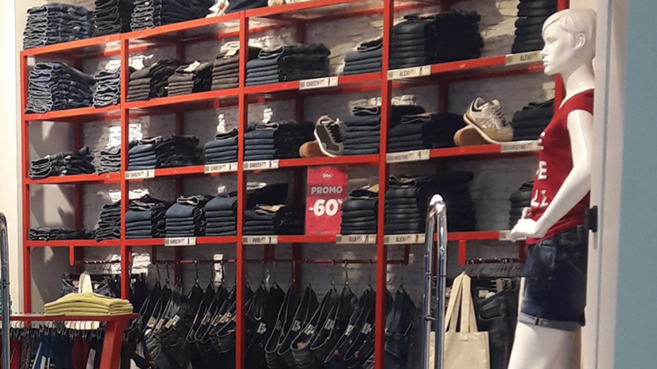 Haine de brand la prețuri de outlet! Ce urmează să facă retailerul aflat în insolvență cu hainele rămase din colecțiile mai vechi