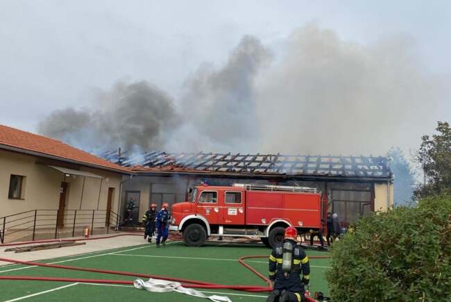 Incendiu la o școală din Timiș. Pompierii intervin de urgență, 80 de elevi și profesori au fost evacuați de urgență