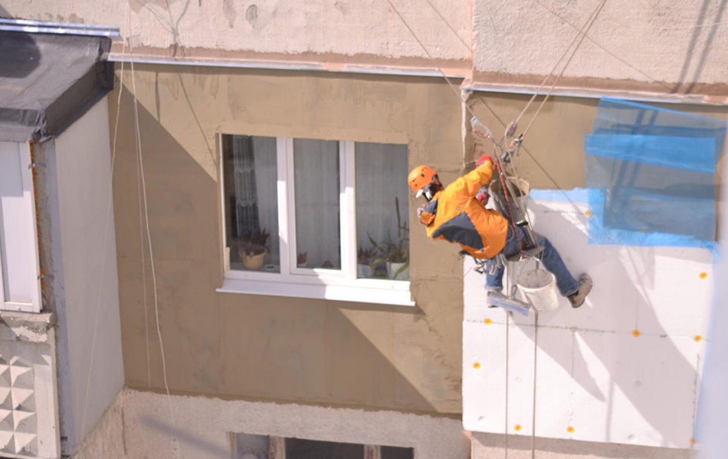 Izolarea unui apartament la exterior, când este nevoie de autorizaţie. Ce prevede legea şi care sunt sancţiunile