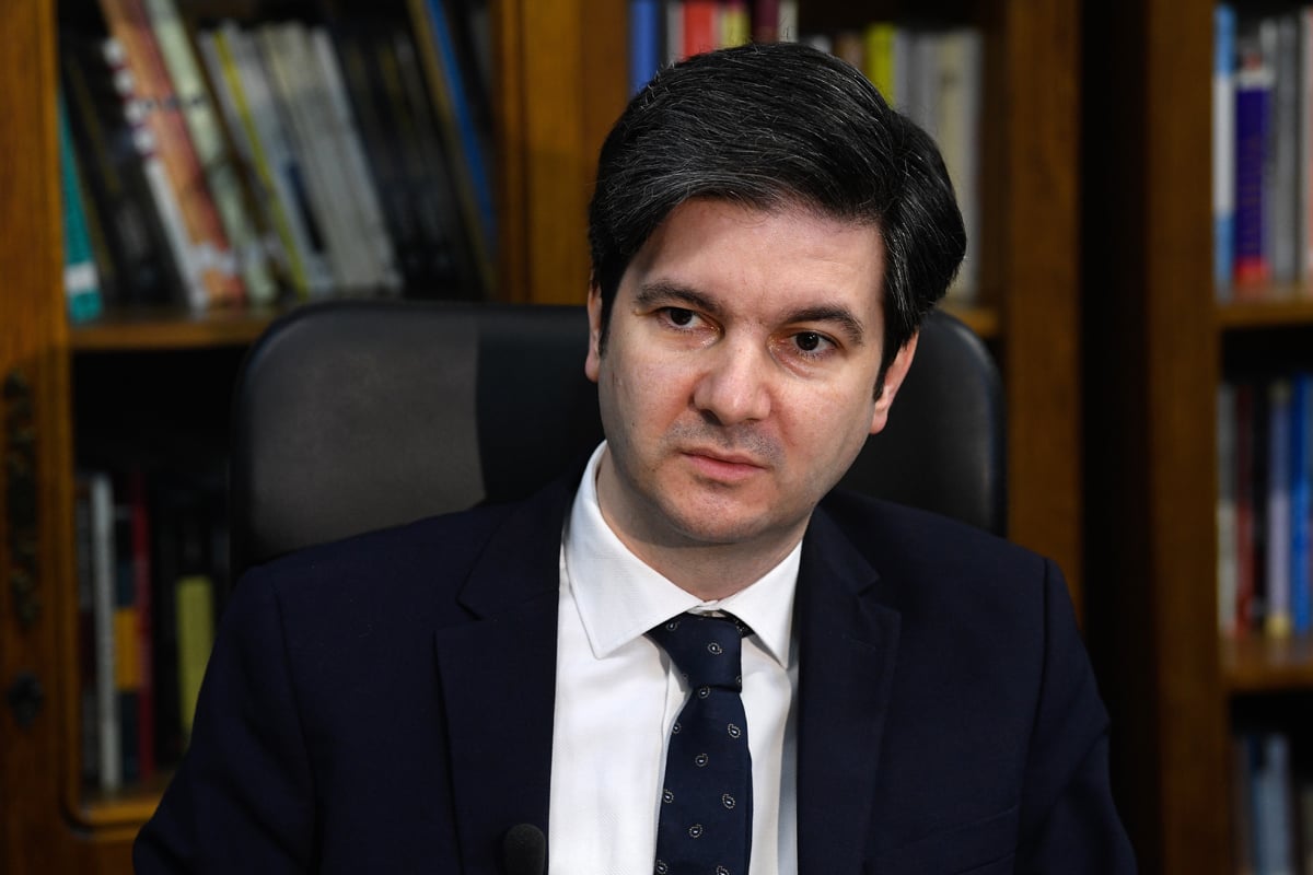 Bolojan nu vede risipa enormă făcută de liberali. Sute de mii de euro cheltuiți aiurea de ”Nababul de la ICR” pe deplasări inutile și apartamente de lux închiriate în centrul Londrei