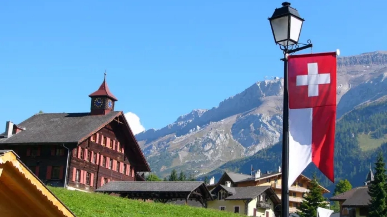 Câți bani economisește un român care muncește în Elveția. Suma reprezintă o mică avere