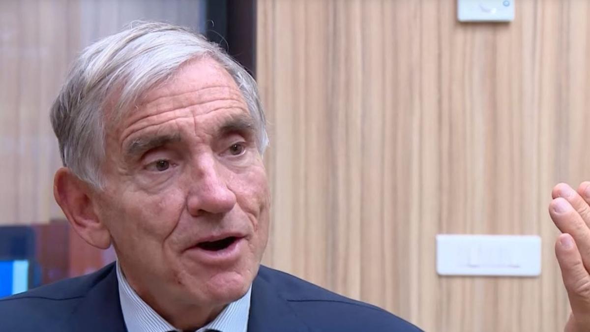 Profesorul John Deanfield: Fumatul de țigări combustibile este extrem de nociv, iar interzicerea lui în spațiile publice a dus rapid la mai puține cazuri de infarct