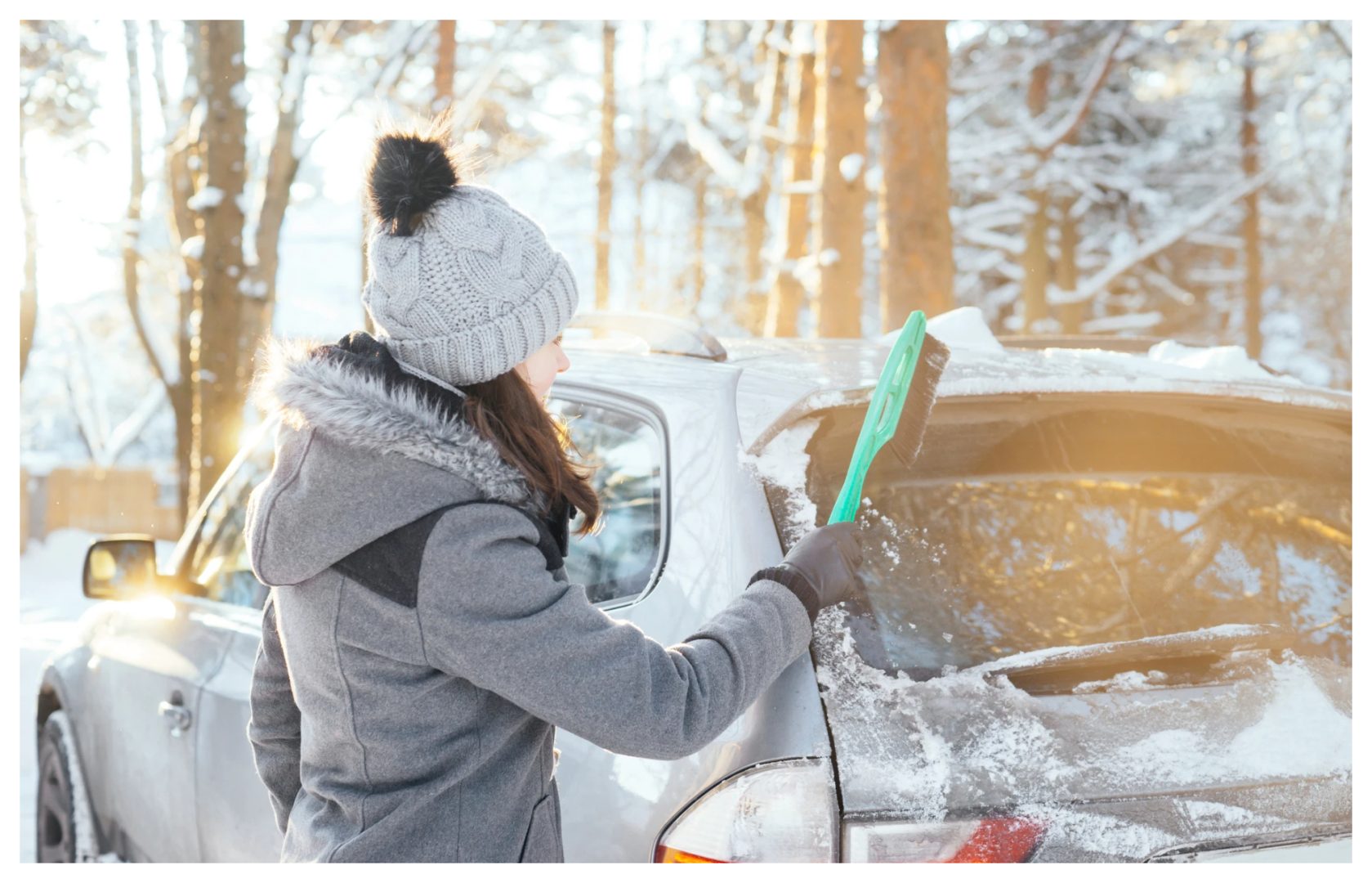Cinci articole de bază pe care orice șofer trebuie să le aibă în maşină pe vreme rea. Nu v-aţi fi gândit la ochelari de soare şi lanternă!