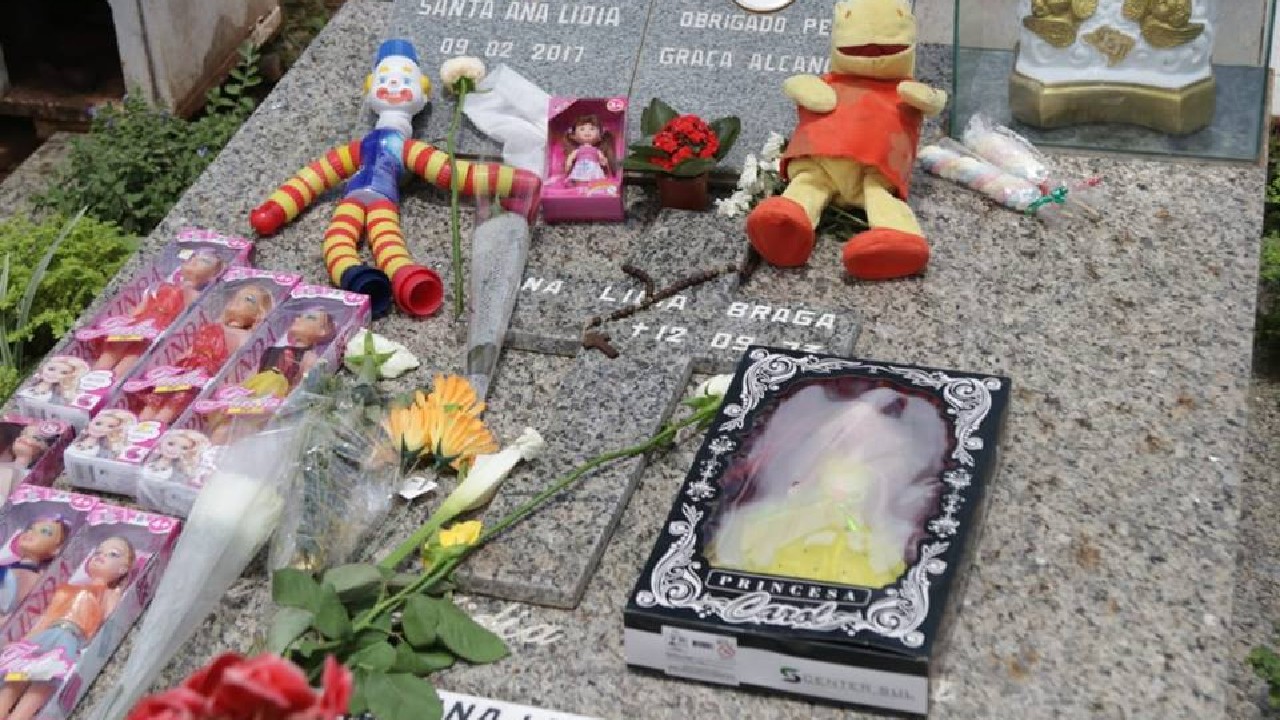 O femeie a fost prinsă că fura florile și jucăriile dintr-un cimitir. Motivul halucinant care a împins-o să recurgă la acest gest