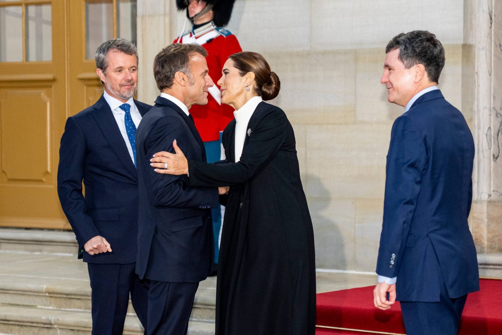 VIDEO Nicuşor Dan, un nou moment de derută. Preşedintele nu a ştiut dacă trebuie să facă poză cu Macron şi gazdele daneze, aşa că s-a învârtit în loc