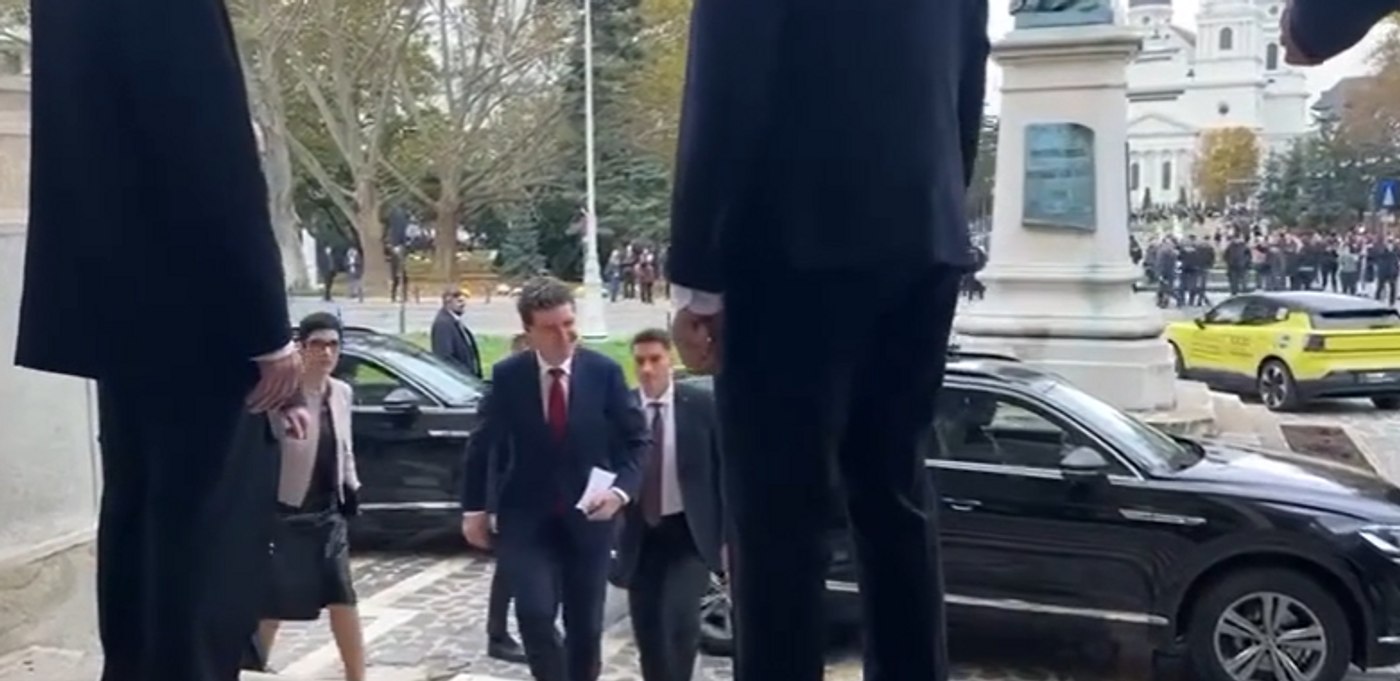 VIDEO Președintele României, protagonistul unui nou moment penibil. Nicușor Dan, umilit la Iași de zeci de suveraniști: ”Rușine! Trădătorule! Mergi în Ucraina!”