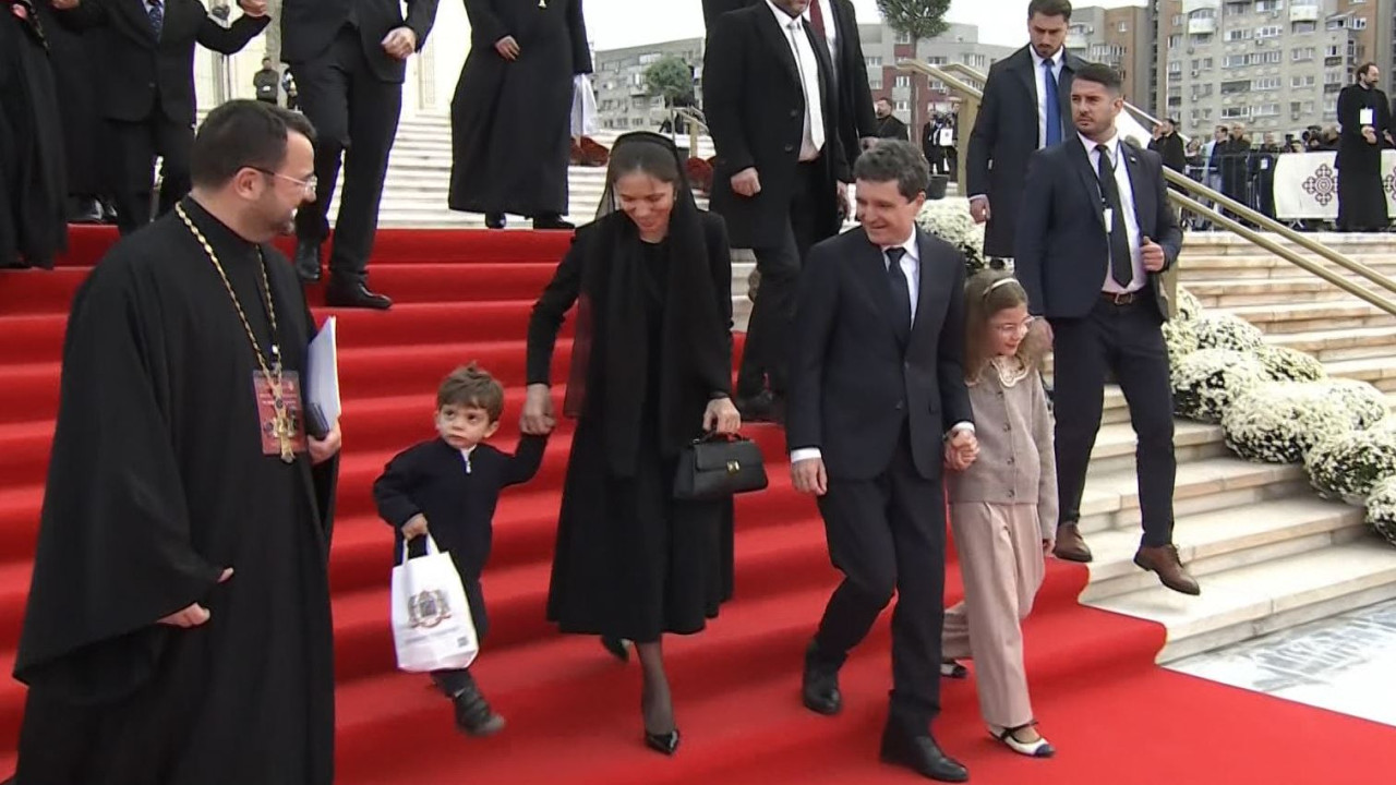 VIDEO Fiul lui Nicușor Dan a fost protagonistul celor mai amuzante momente de la sfințirea Catedralei Mântuirii Neamului. Mezinul președintelui i-a înduioșat pe toți cei prezenți cu dezinvoltura sa