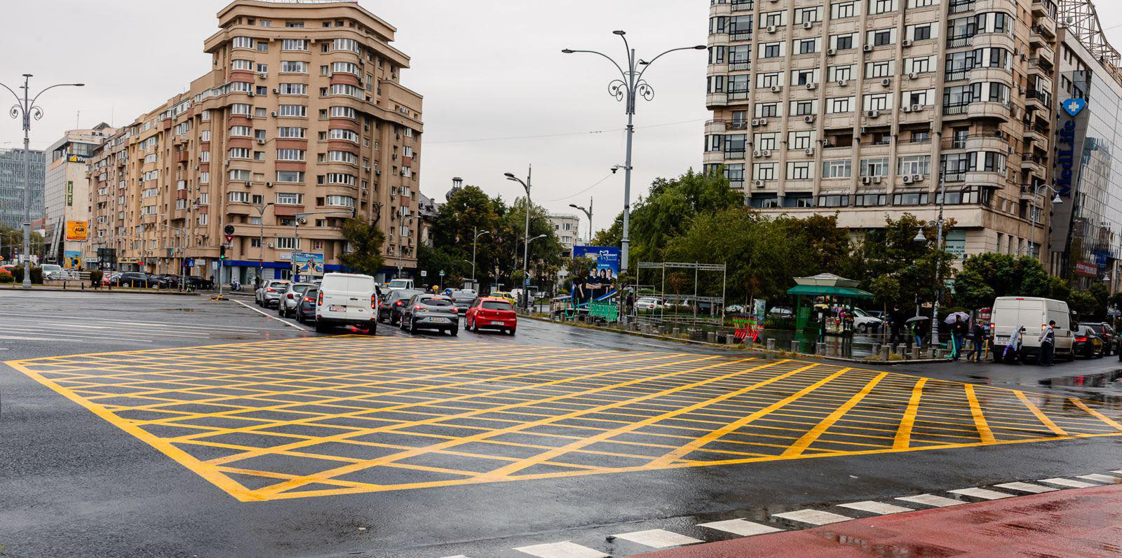 Primăria Capitalei introduce în Piața Victoriei primul marcaj galben de tipul ”nu blocați intersecția”. Cât sunt amenzile pentru șoferii care nu respectă regula