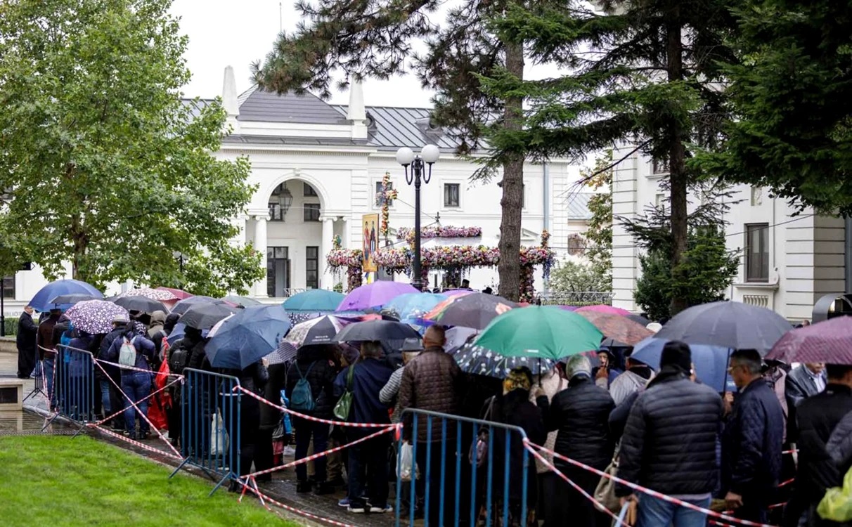 A început pelerinajul de Sfânta Parascheva. Mii de oameni stau la rând în ploaie pentru a se închina la moaşte, la Iași