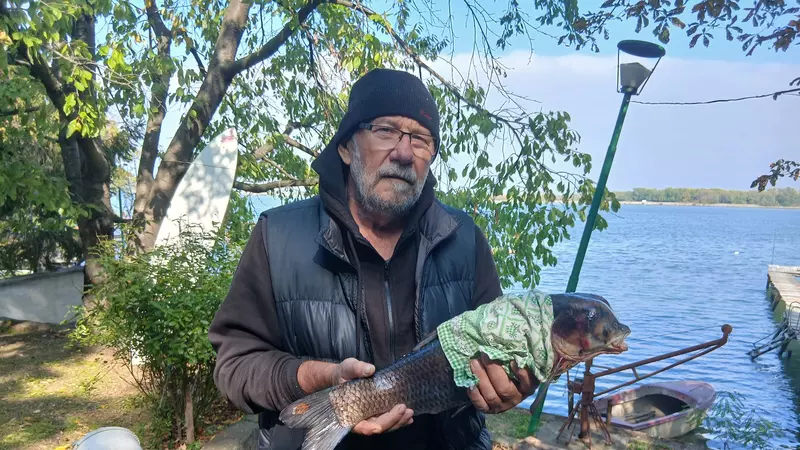 Un pescar a prins un pește mutant în Dunăre, lung de aproximativ 60 de centimetri: „Este pentru prima dată în viața mea când văd așa ceva”