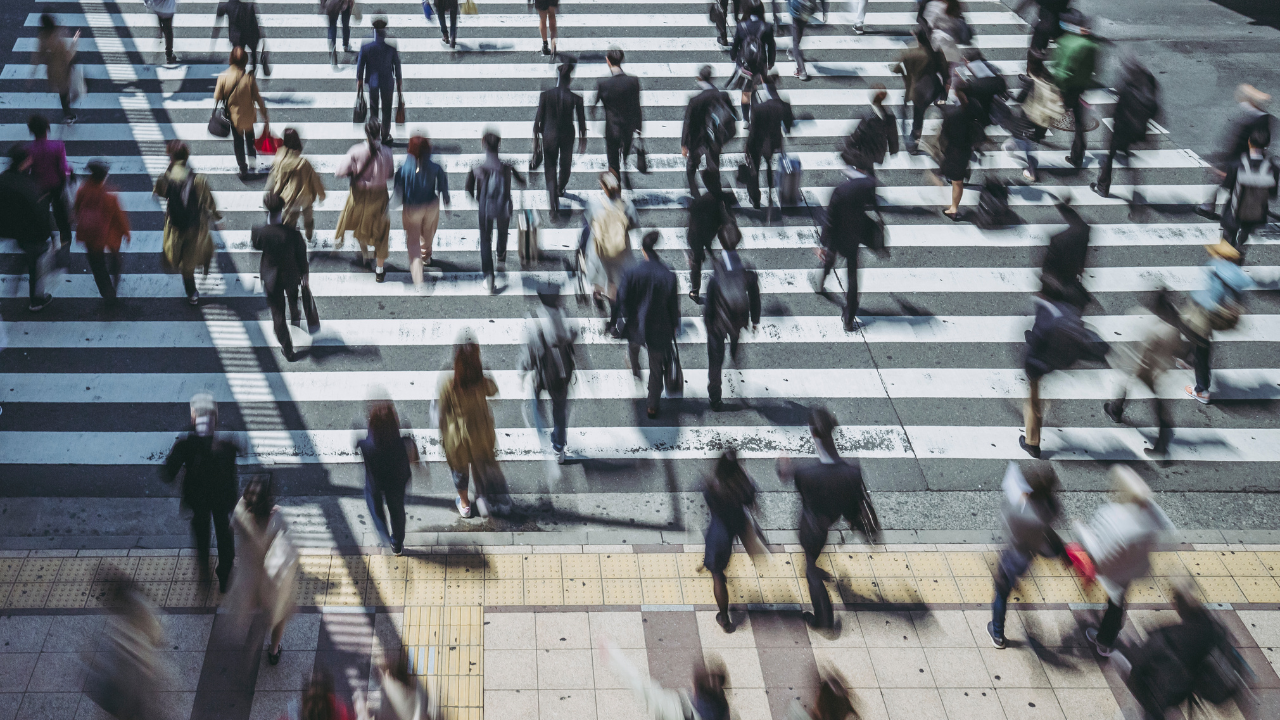 O țară din UE introduce limita de viteză de 6 km/h pentru pietoni – Adio alergat după autobuz