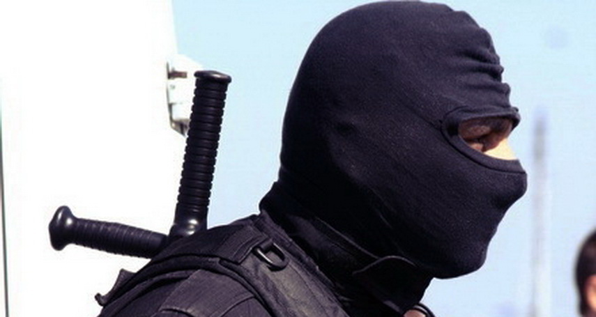 Poliţist cercetat penal după ce a spart geamul unei locuinţe. Era rupt de beat şi credea că participă la o descindere!